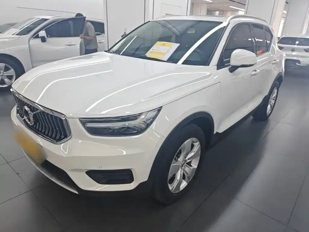 Volvo XC40 — фото 1