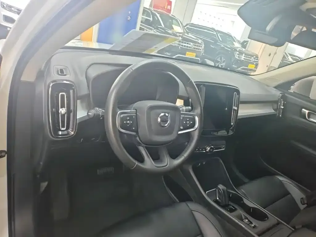 Volvo XC40 — фото 4