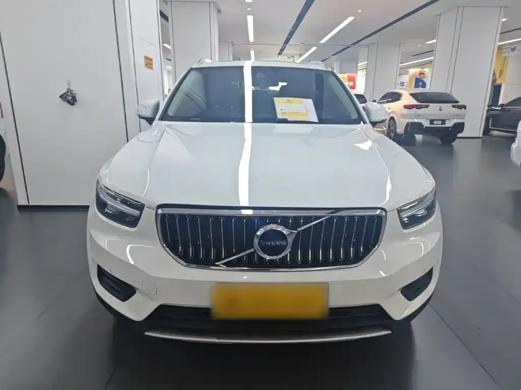 Volvo XC40 — фото 10