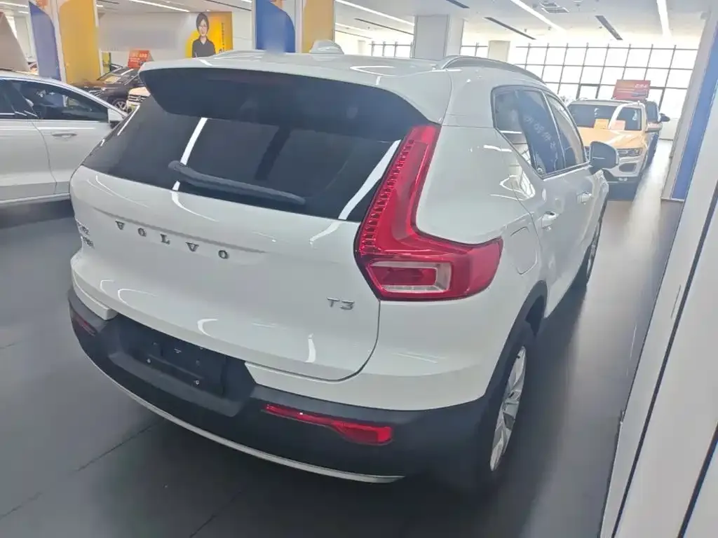 Volvo XC40 — фото 9