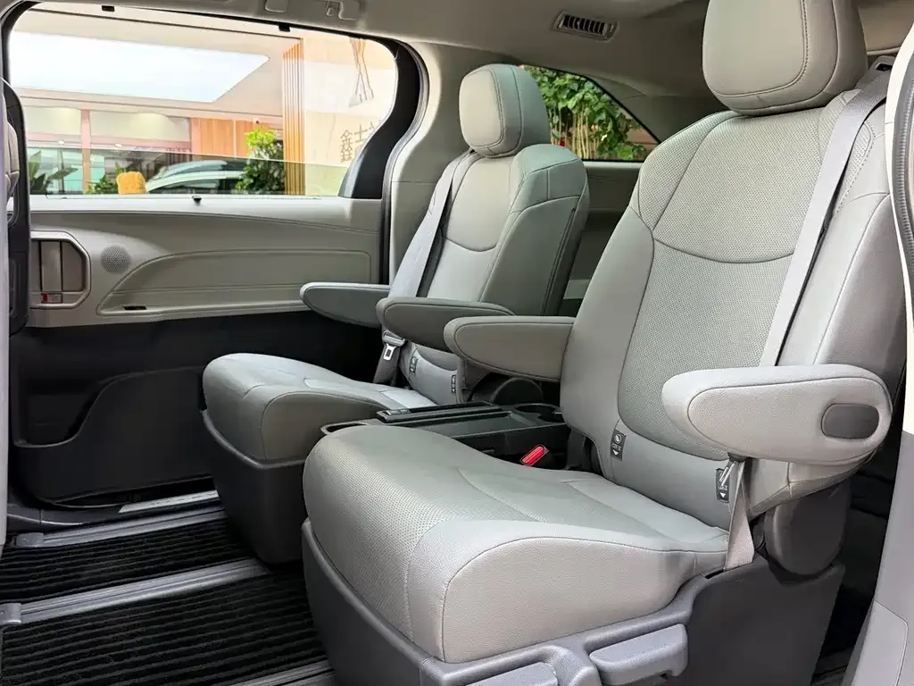 Toyota Granvia — фото 8