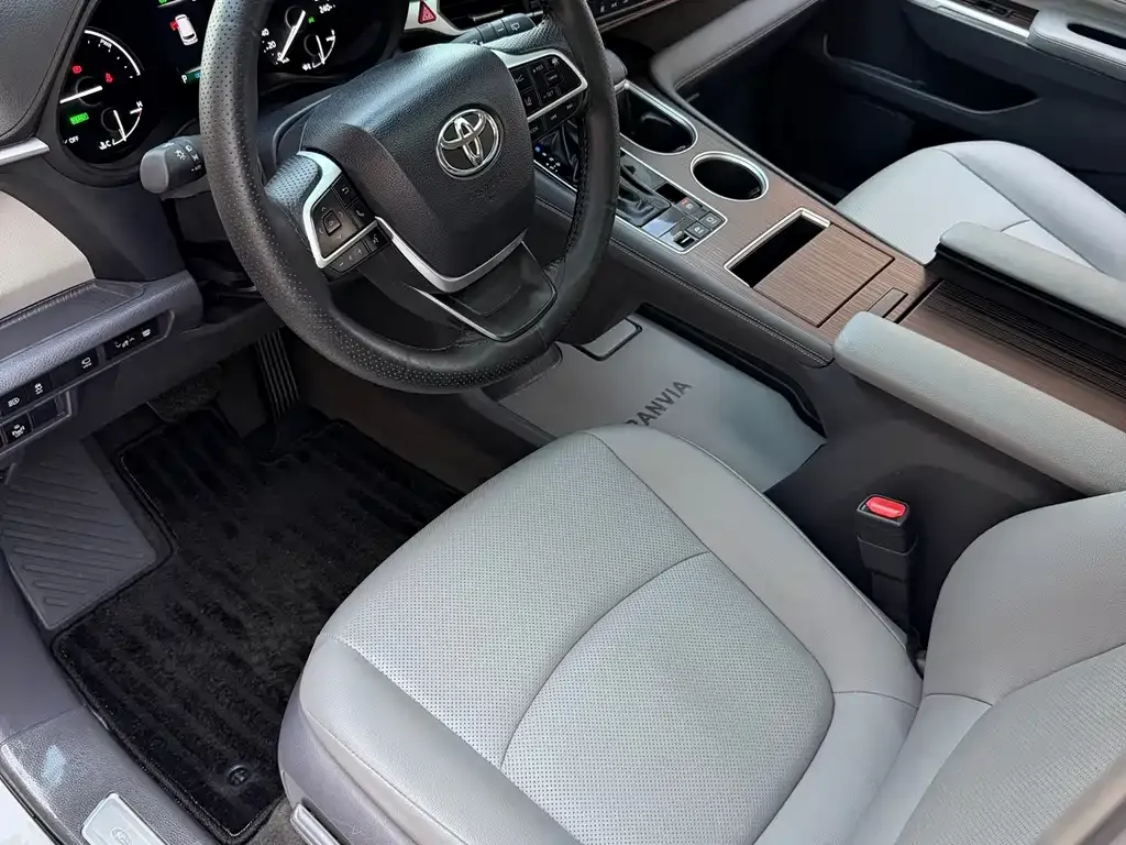 Toyota Granvia — фото 5