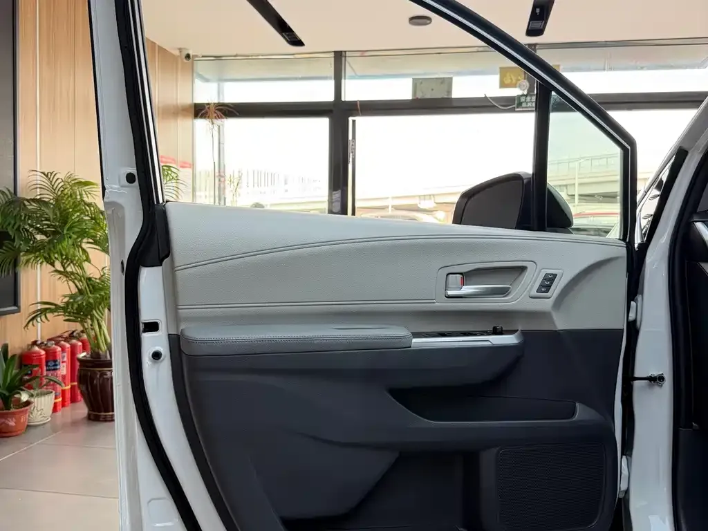 Toyota Granvia — фото 10