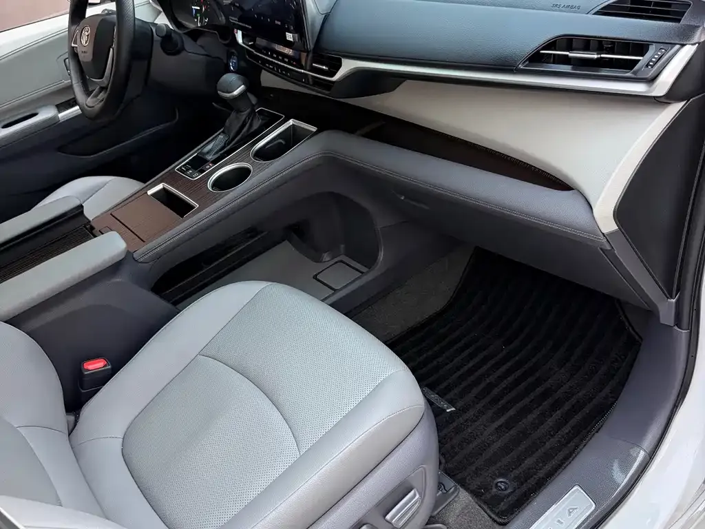 Toyota Granvia — фото 3