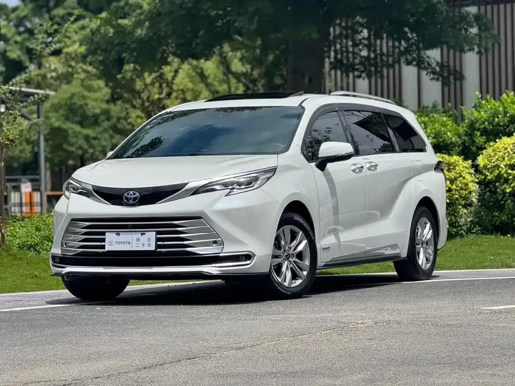 Toyota Sienna — фото 1
