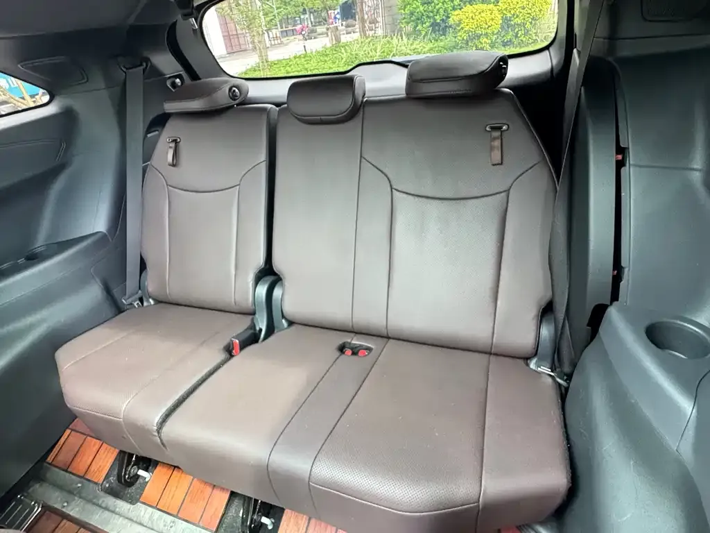 Toyota Sienna — фото 2