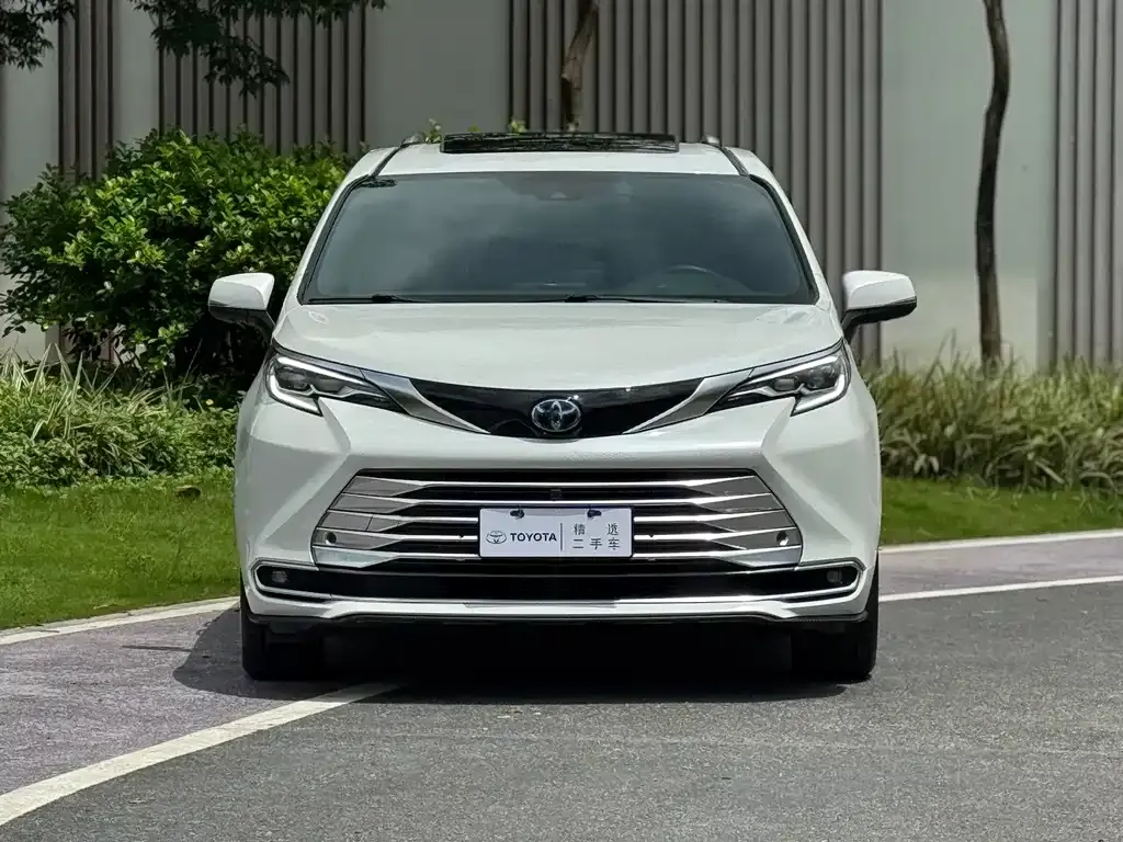 Toyota Sienna — фото 5