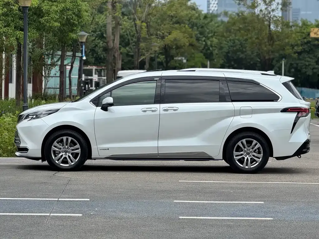 Toyota Sienna — фото 3