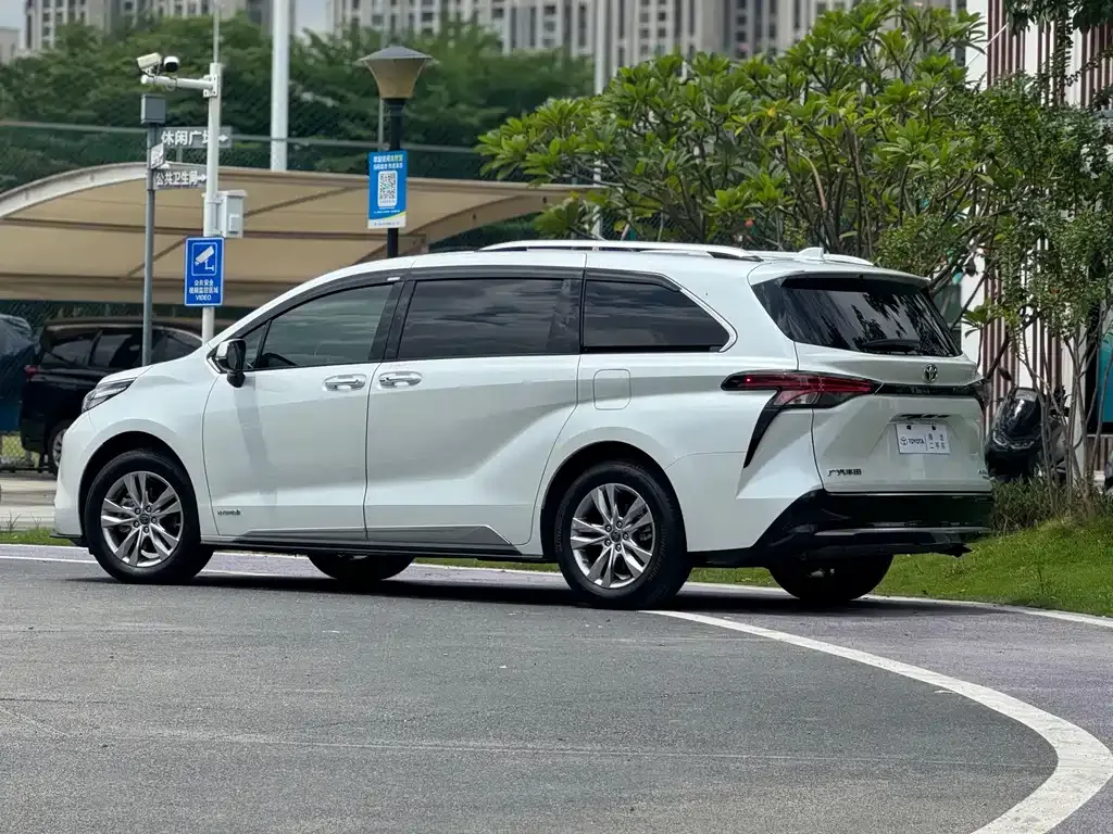 Toyota Sienna — фото 10