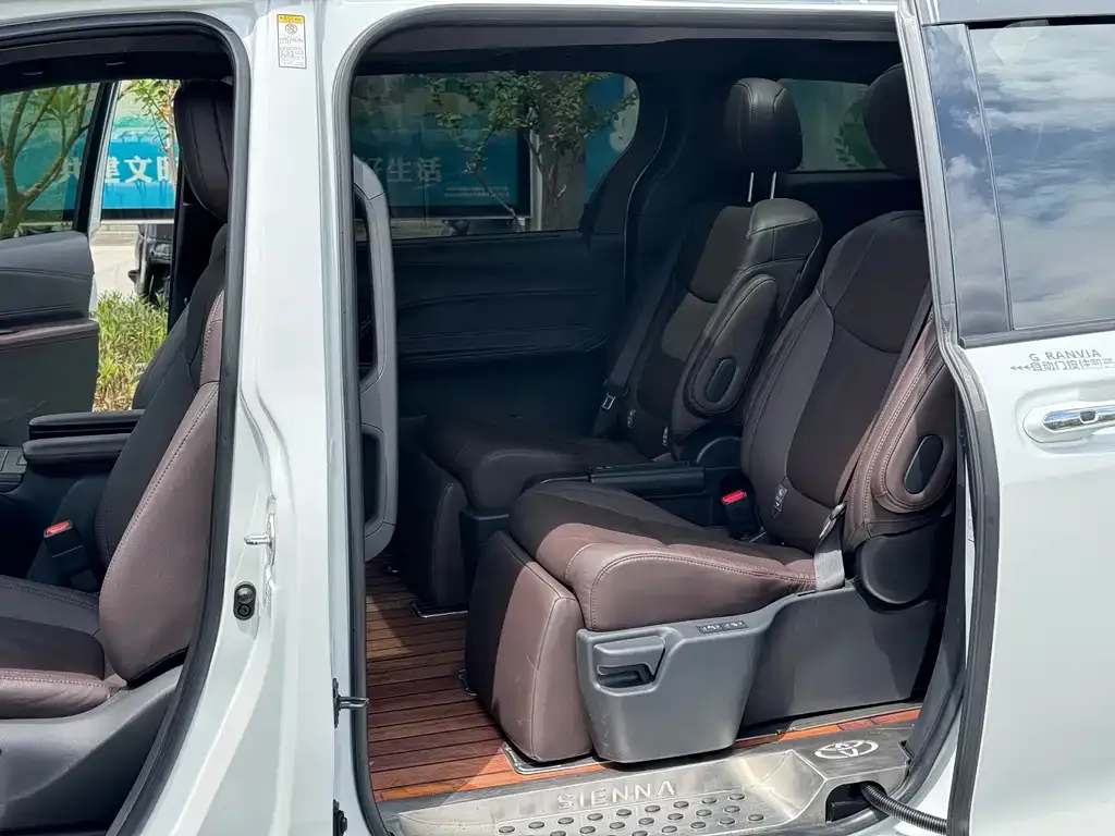 Toyota Sienna — фото 8