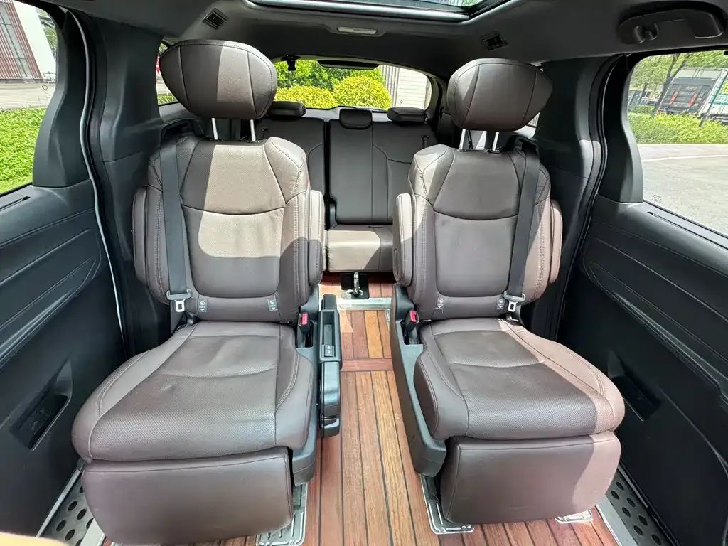 Toyota Sienna — фото 4