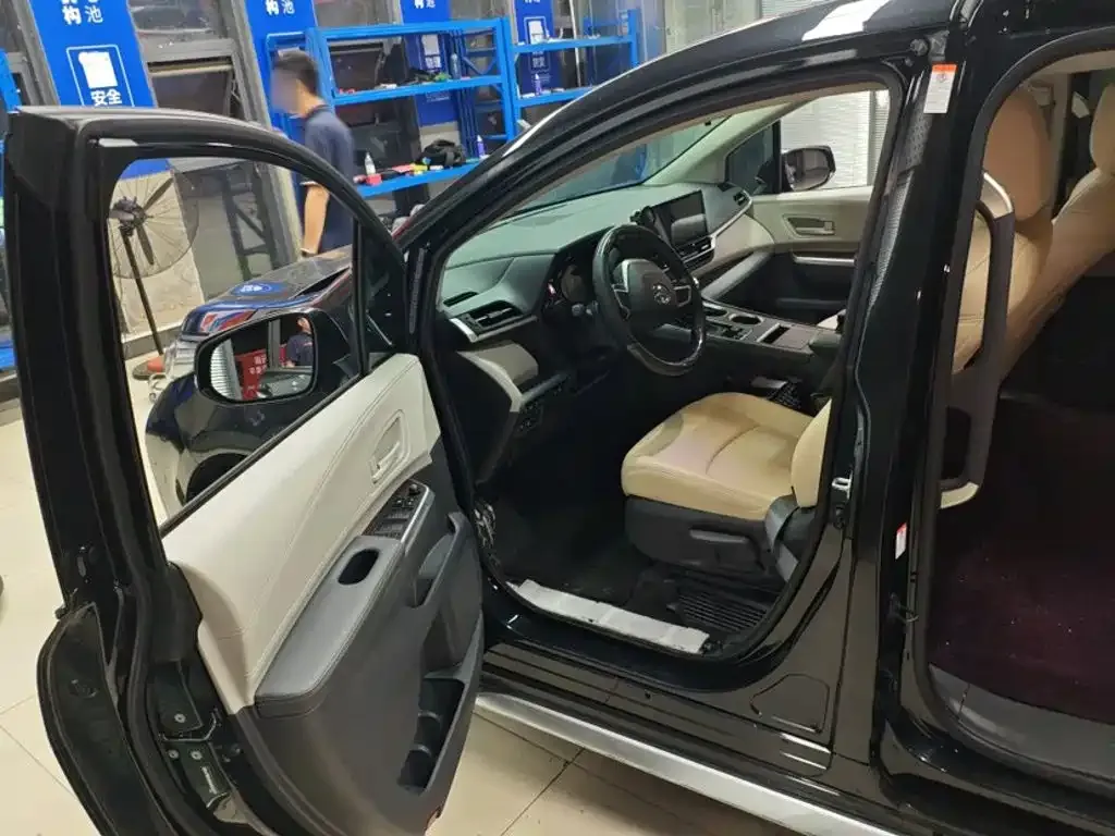 Toyota Granvia — фото 7