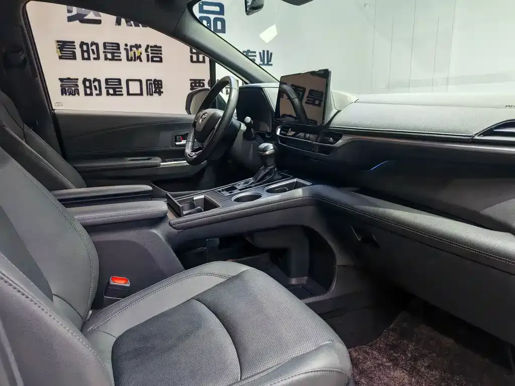 Toyota Sienna — фото 10