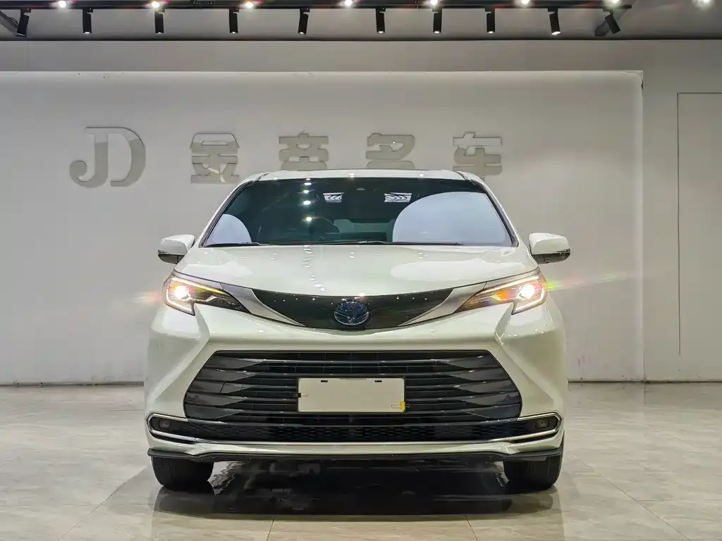 Toyota Sienna — фото 3
