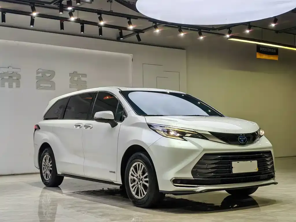 Toyota Sienna — фото 5