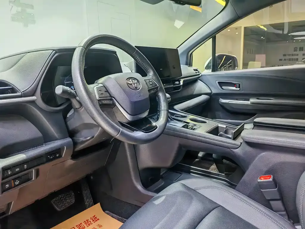 Toyota Sienna — фото 4
