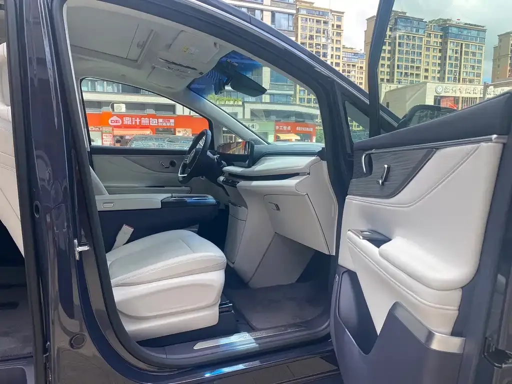 Buick GL8 Hybrid — фото 2