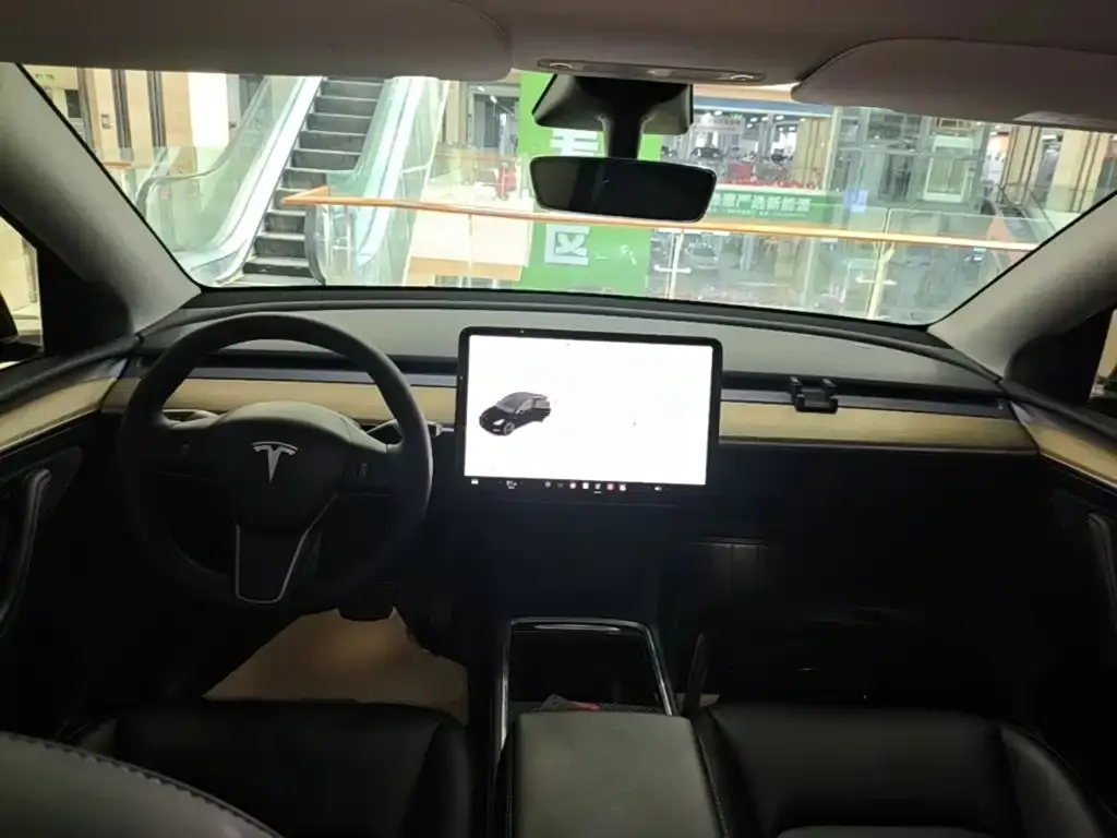 Tesla Model Y — фото 10