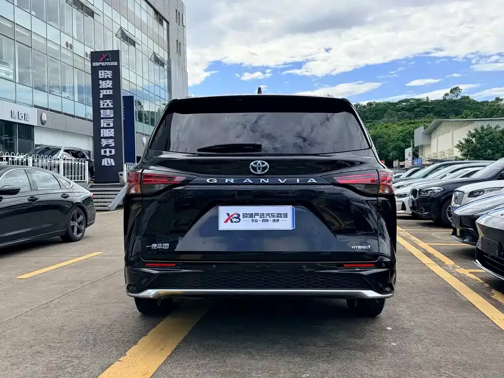 Toyota Granvia — фото 10