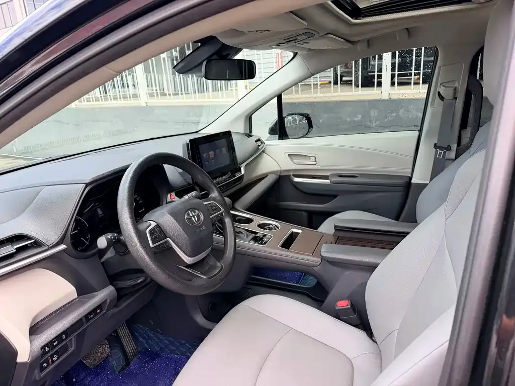 Toyota Granvia — фото 2