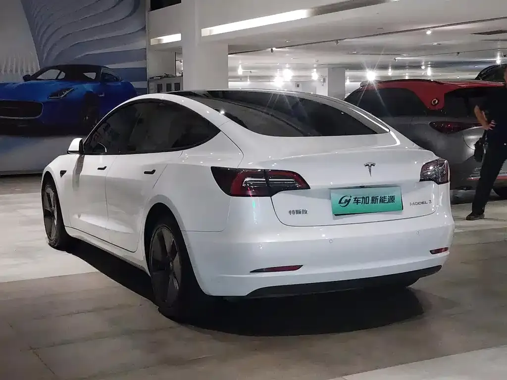 Tesla Model 3 — фото 4
