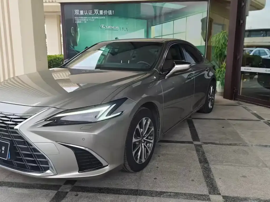 Lexus ES — фото 1