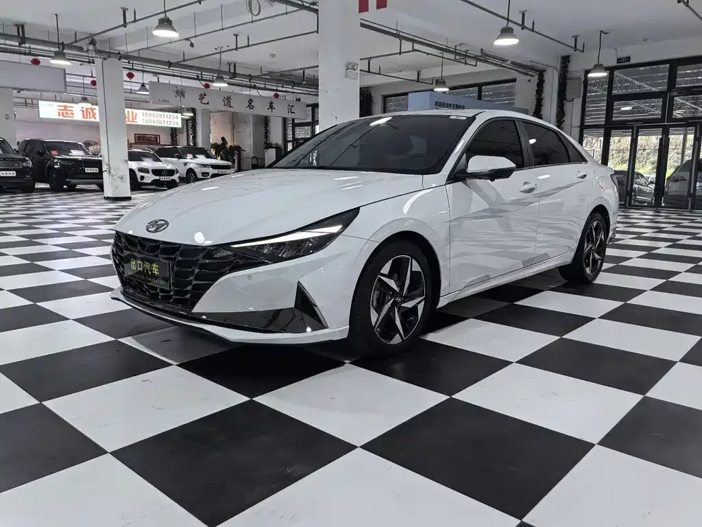 Hyundai Elantra — фото 1