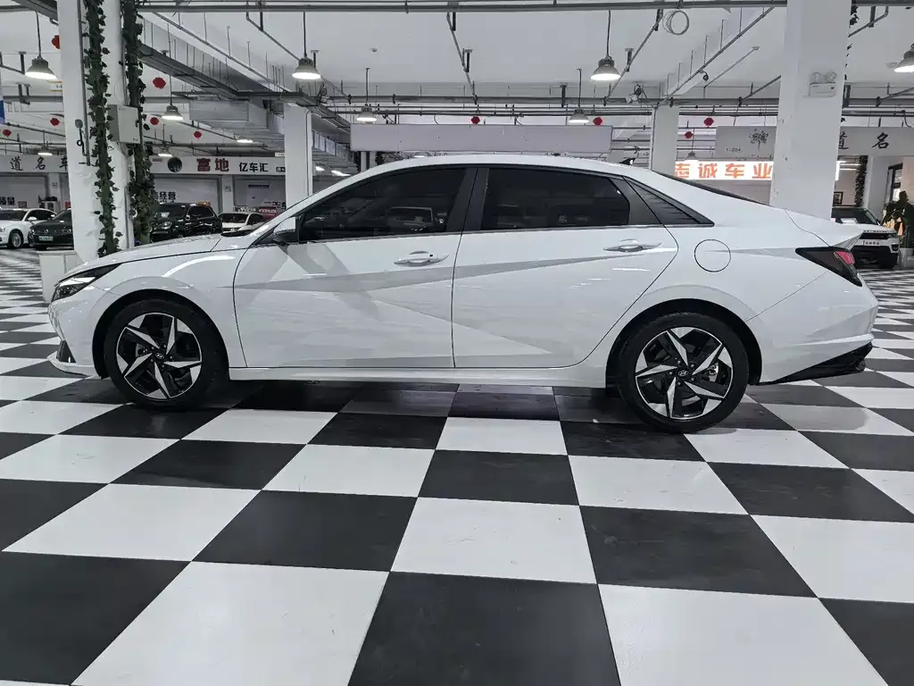 Hyundai Elantra — фото 10