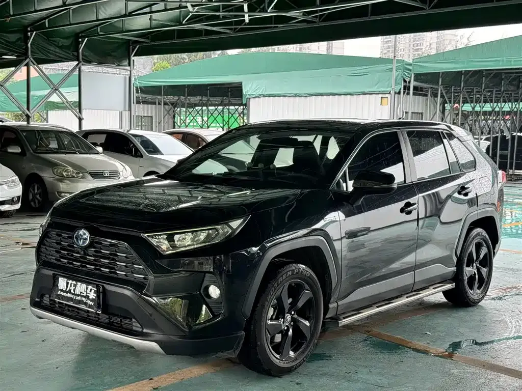 Toyota RAV4 — фото 1