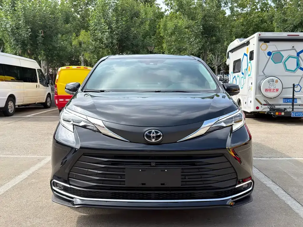 Toyota Sienna — фото 1