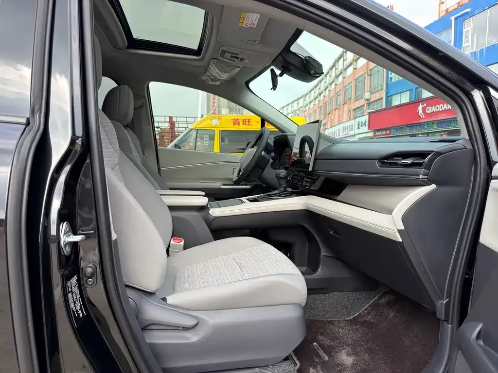 Toyota Sienna — фото 2