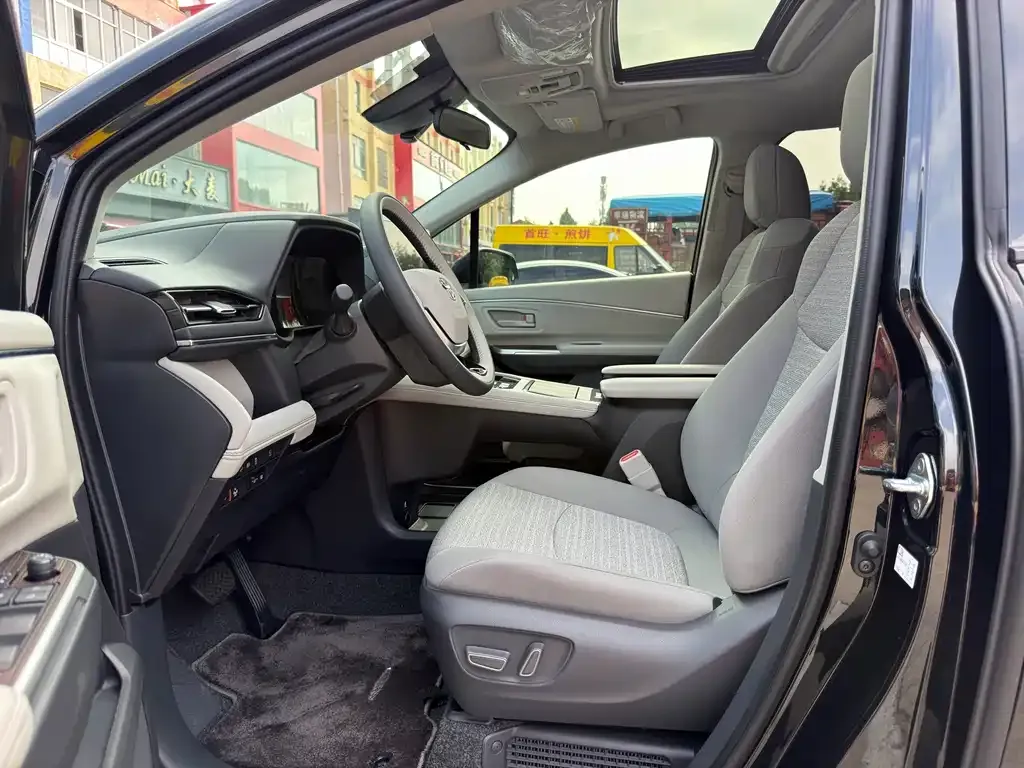 Toyota Sienna — фото 9