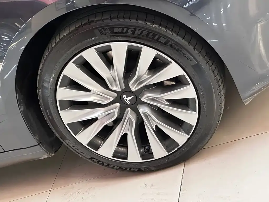 Tesla Model 3 — фото 3