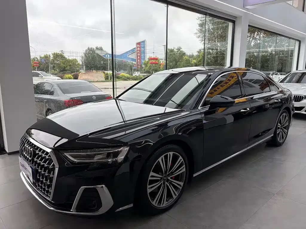 Audi A8 — фото 1