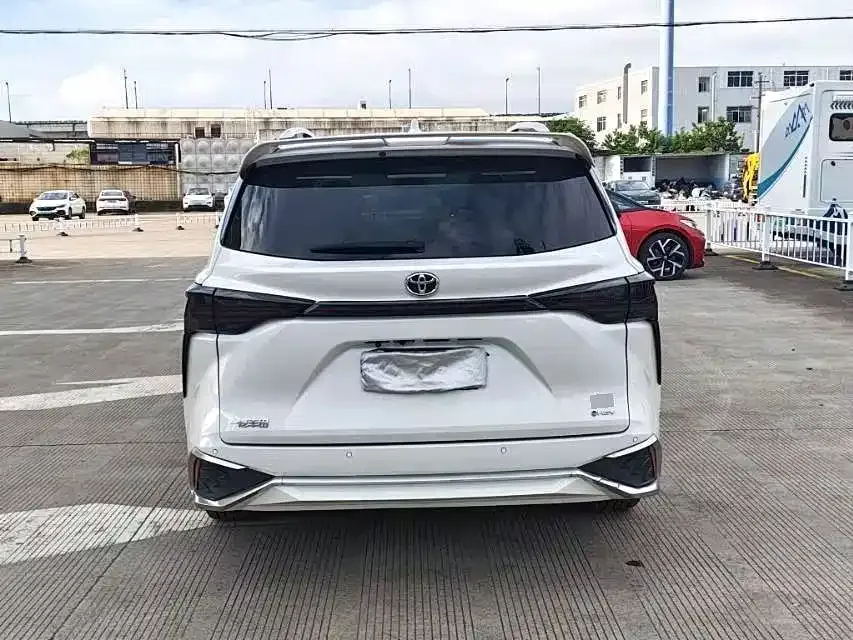 Toyota Granvia — фото 8