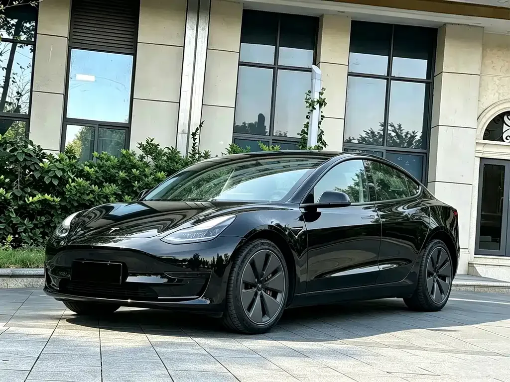Tesla Model 3 — фото 1