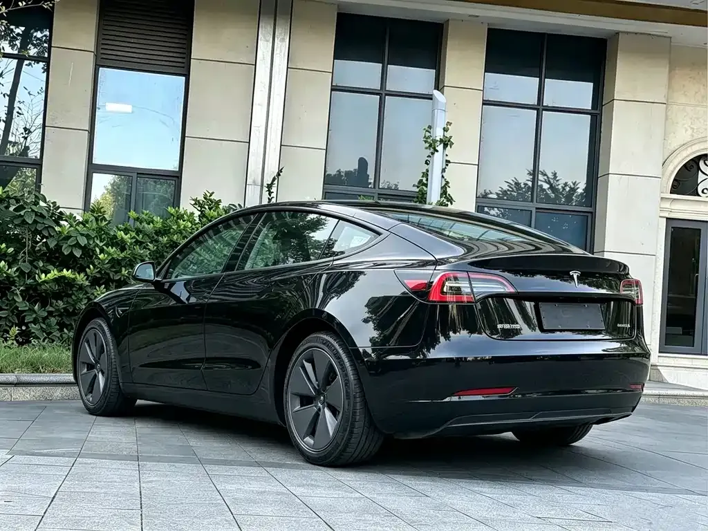 Tesla Model 3 — фото 9