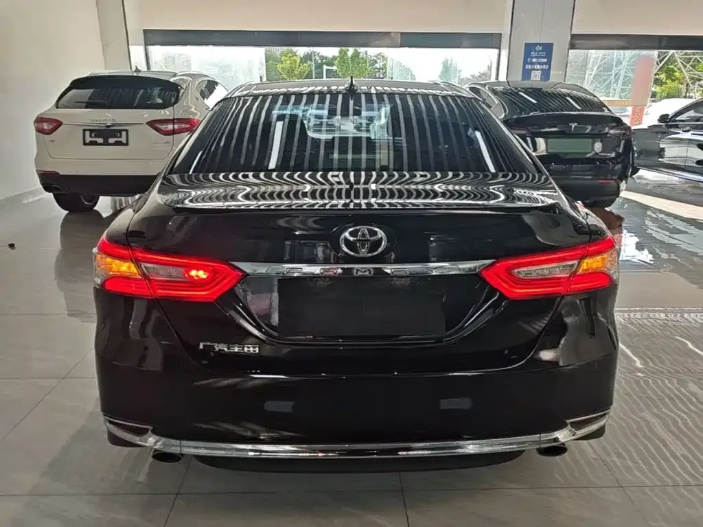 Toyota Camry — фото 2