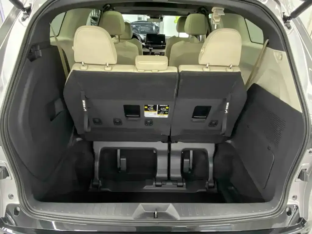 Toyota Granvia — фото 6