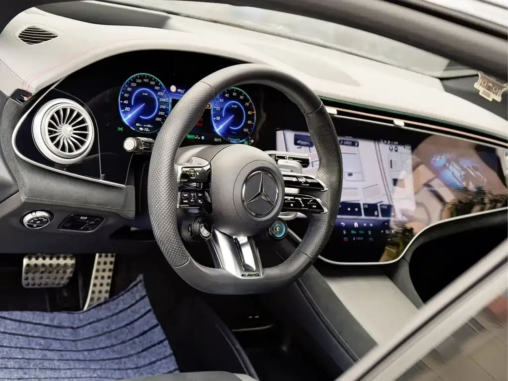 Mercedes-Benz EQE AMG — фото 10