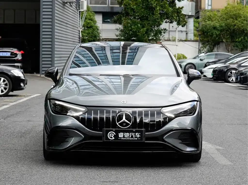 Mercedes-Benz EQE AMG — фото 8