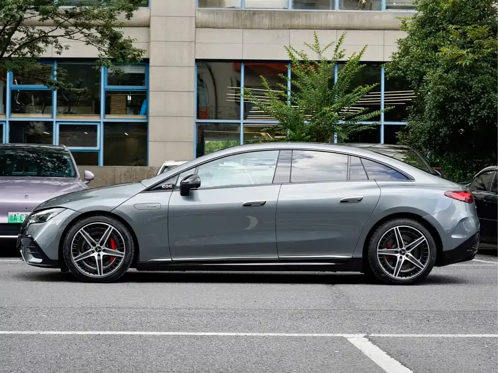 Mercedes-Benz EQE AMG — фото 4