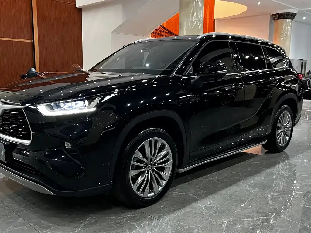 Toyota Highlander — фото 1