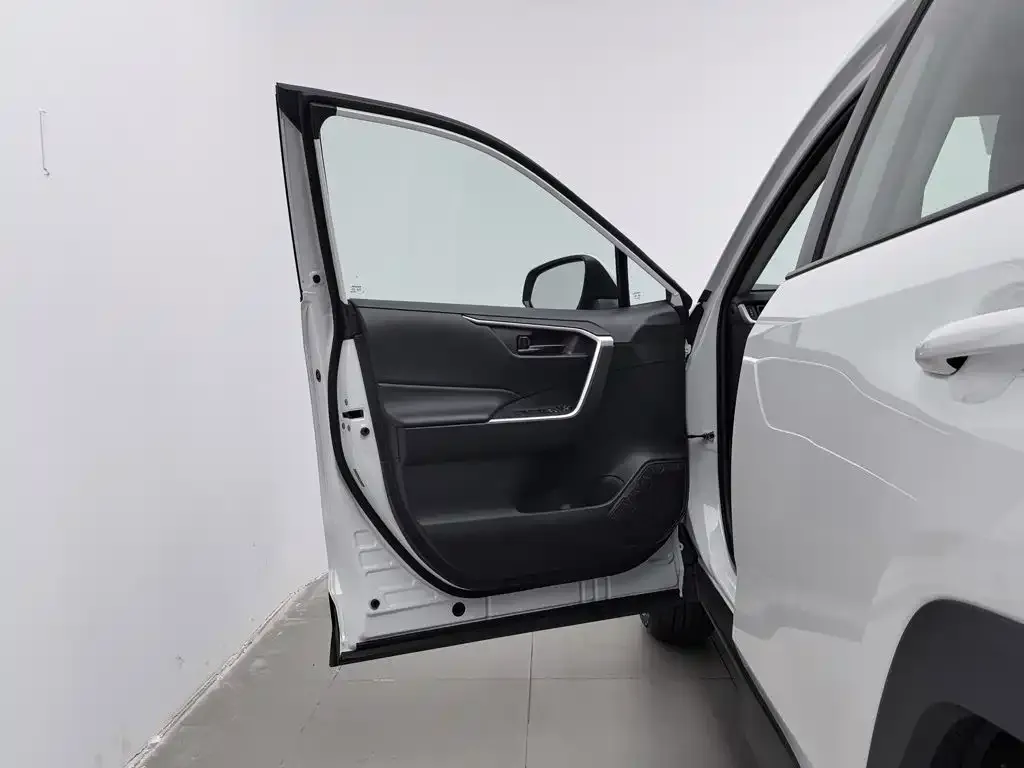 Toyota RAV4 — фото 7