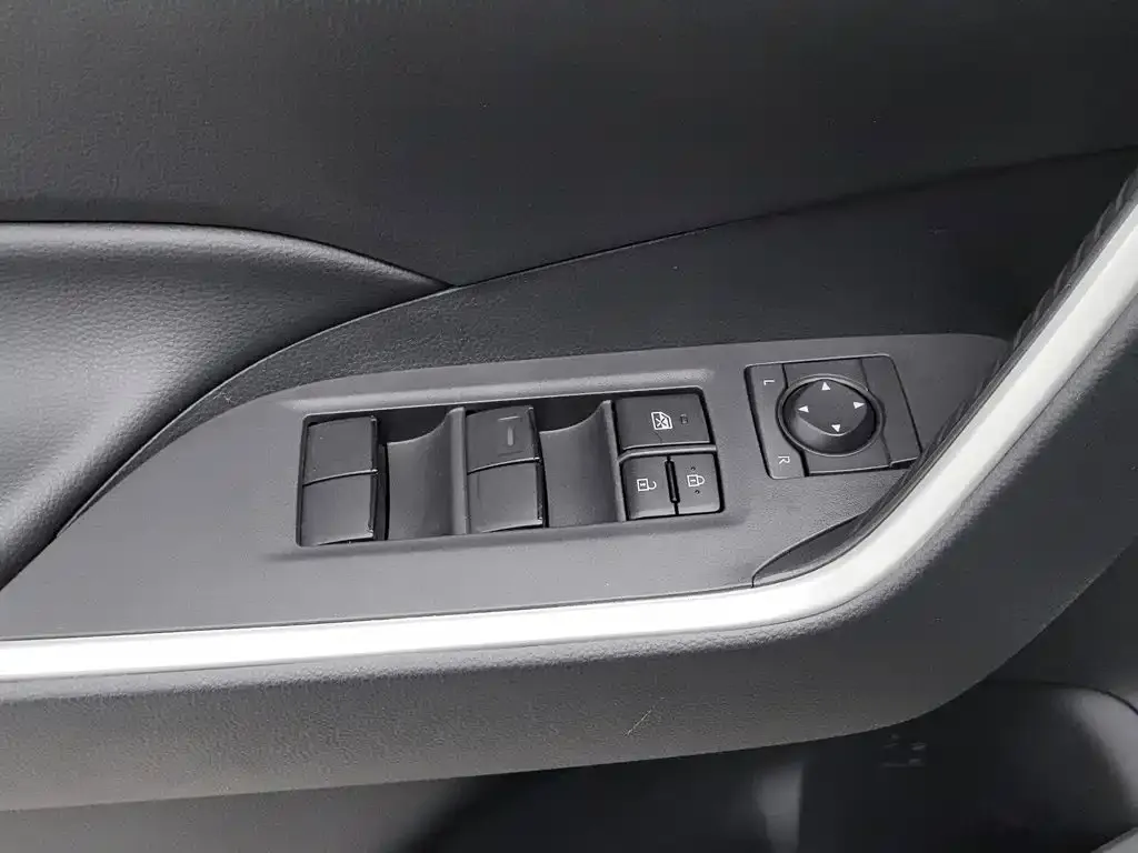 Toyota RAV4 — фото 4