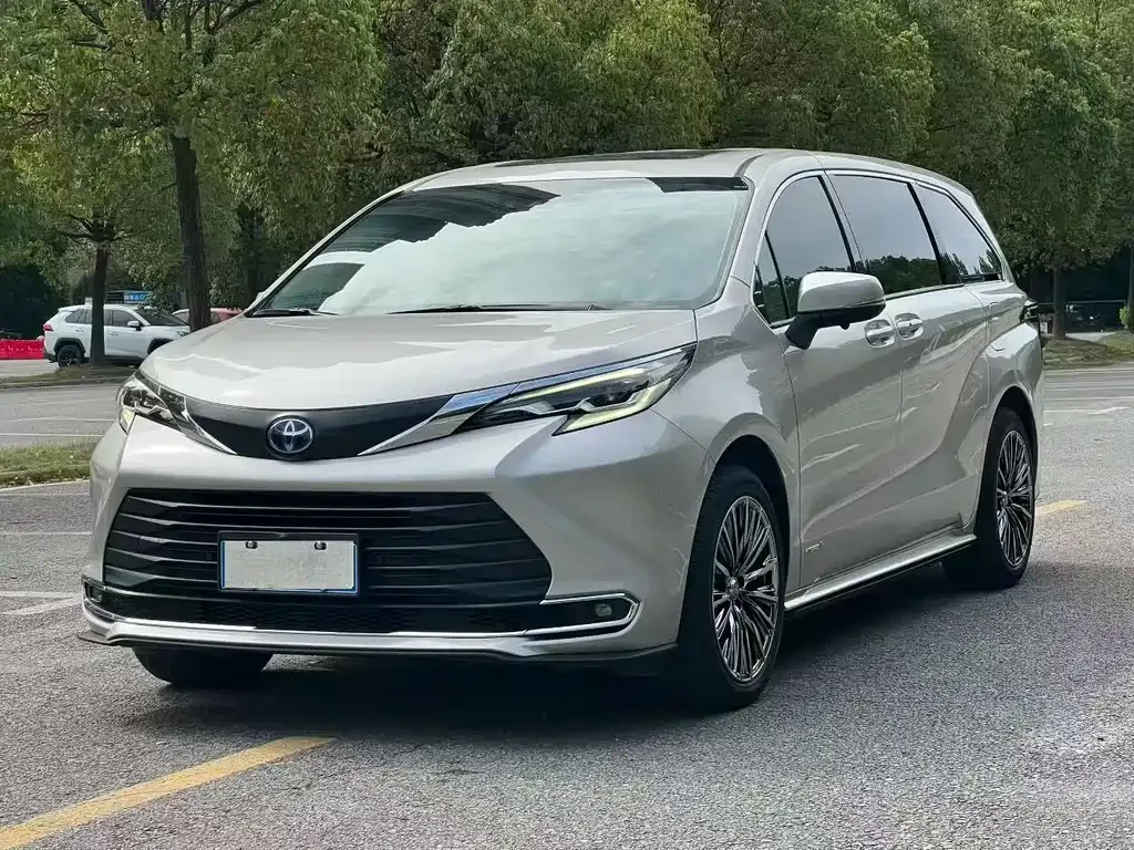 Toyota Sienna — фото 1