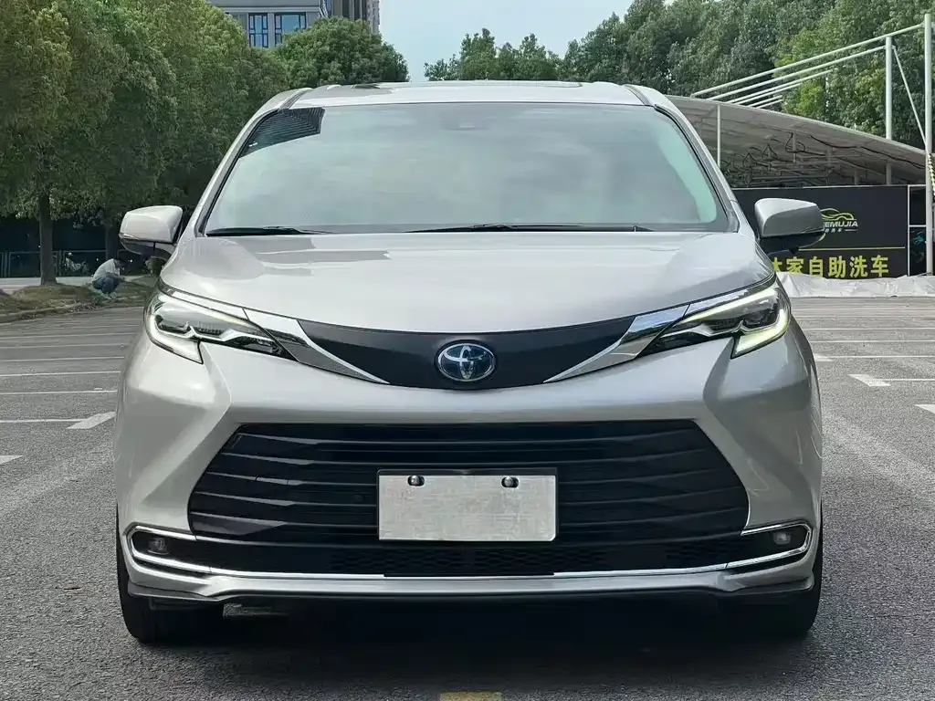 Toyota Sienna — фото 3