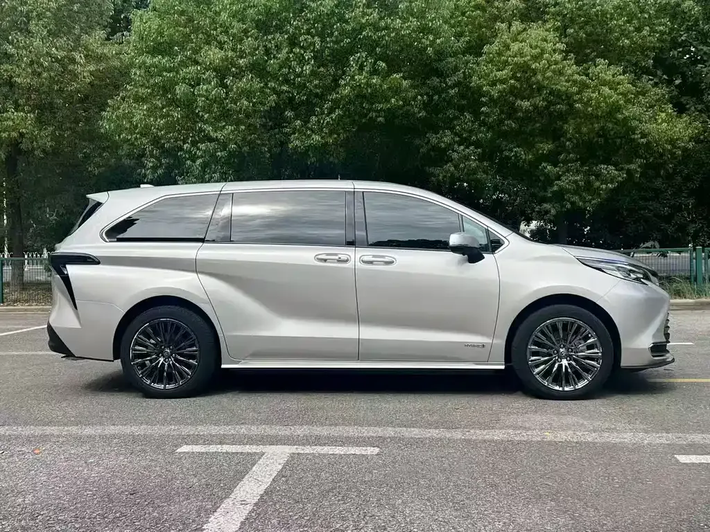 Toyota Sienna — фото 2