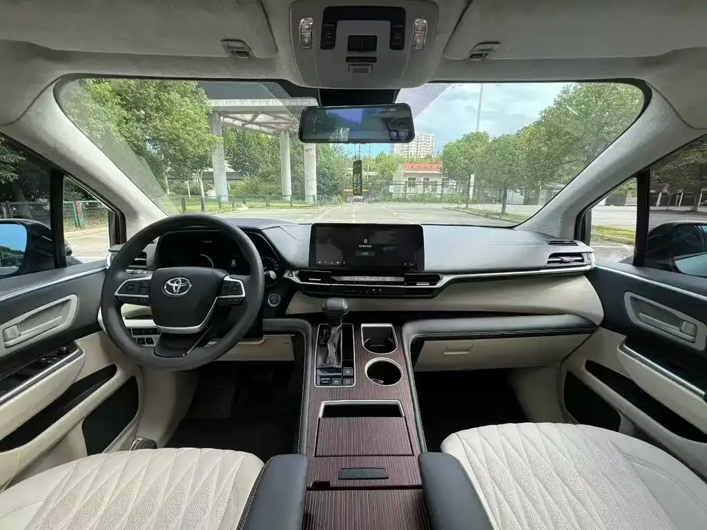 Toyota Sienna — фото 7