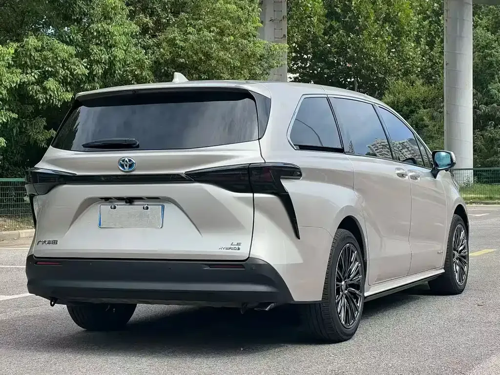 Toyota Sienna — фото 9